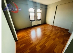 YALI CADDESİNDE DENİZ MANZARALI 3+1 UYGUN FİYATTA 